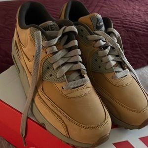 Nike youth size 5 boys 7 women